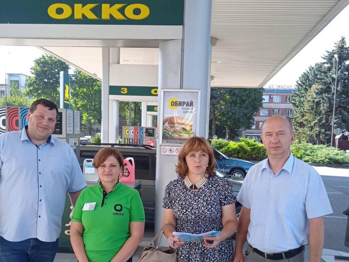 Волочиські податківці в складі рейдової групи відвідали автозаправки з метою забезпечення стабільності цінової ситуації