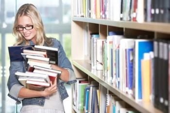 Які документи, крім податкової декларації про майновий стан і доходи, має подати фізична особа до контролюючого органу щоб скористатись правом на нарахування податкової знижки, щодо суми коштів, сплачених за навчання?