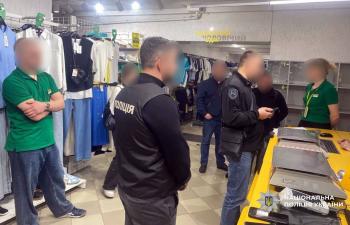 Майже 40 мільйонів у тіні: на Хмельниччині податківці, спільними заходами з правоохоронними органами, виявили  схему «дроблення» бізнесу у мережі магазинів вживаного одягу