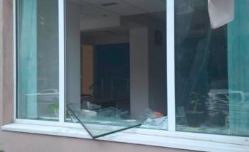 Під час ворожої атаки пошкоджена одна з адмінбудівель податкової Києва